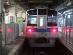 まだ朝の05時すぎ
一番最初の急行は05時27分発ということで､夜間停泊電車はまだ行先の表示も出ておらずしばし待ちます