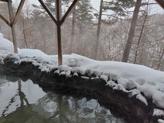 【3日目】2月18日（火）雪のち晴れ
ホテルニュー紅葉（群馬県吾妻郡草津町）
最終日も雪の露天風呂で、しっかりと朝風呂を堪能します。