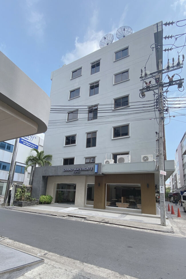 昨日ホテルに到着したのは夜だったので、朝のホテルの外観をパシャリ。明るい時に見てもやはり清潔感があります！