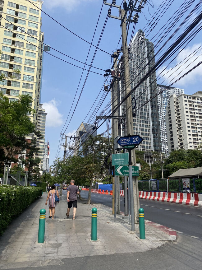 ホテルを出てペッチャブリー通りを歩き、BTSのราชเทอี(ラチャテウィー)駅へ向かいます。<br /><br />この暑さ！タイやわ～！笑