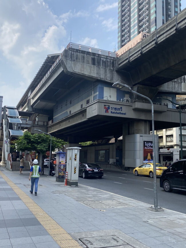 ペッチャブリー通りを南へ曲がり、パヤタイ通りに入るとすぐにBTSラチャテウィー駅が見えました。ホテルから10分ぐらい歩いたかな？