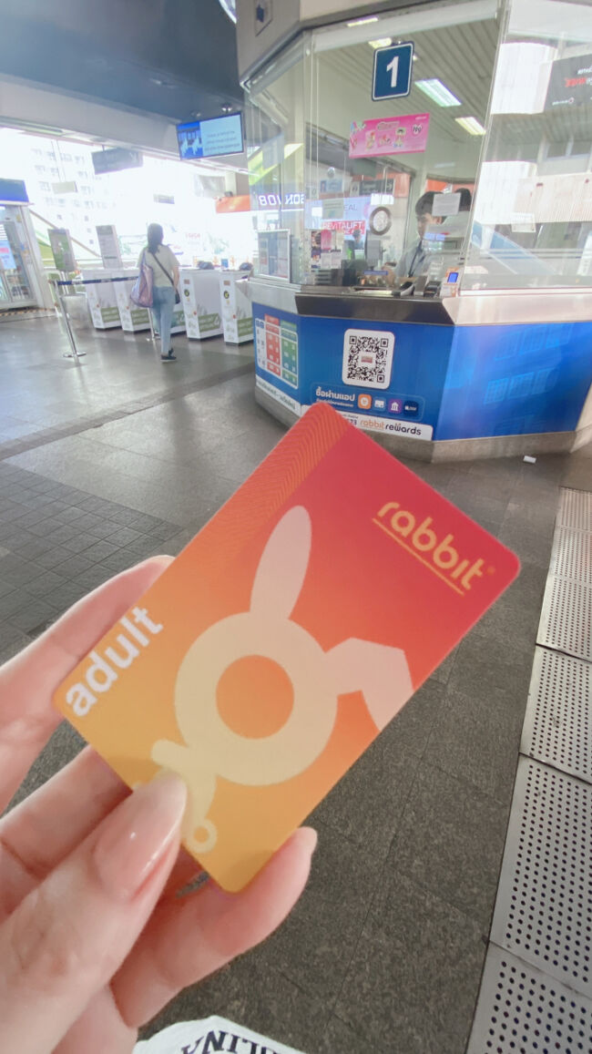 グラデーションなオレンジ色のカードが可愛い笑<br /><br />これを改札にピッとかざすだけなので本当に楽ちんです。<br />今まで毎回券売機や窓口に長々と並んでいたけど、なんでもっと早く買わなかったんだろう…<br /><br />ちなみにカードの有効期限は7年間で、2年以上使用しないと無効になるそうです。カードが必要なくなれば返却もでき、返却の際にデポジットと残りのチャージ代金が返金されます。<br /><br />私は2年以内にはまた必ずタイに来るので、このまま返却はしません笑