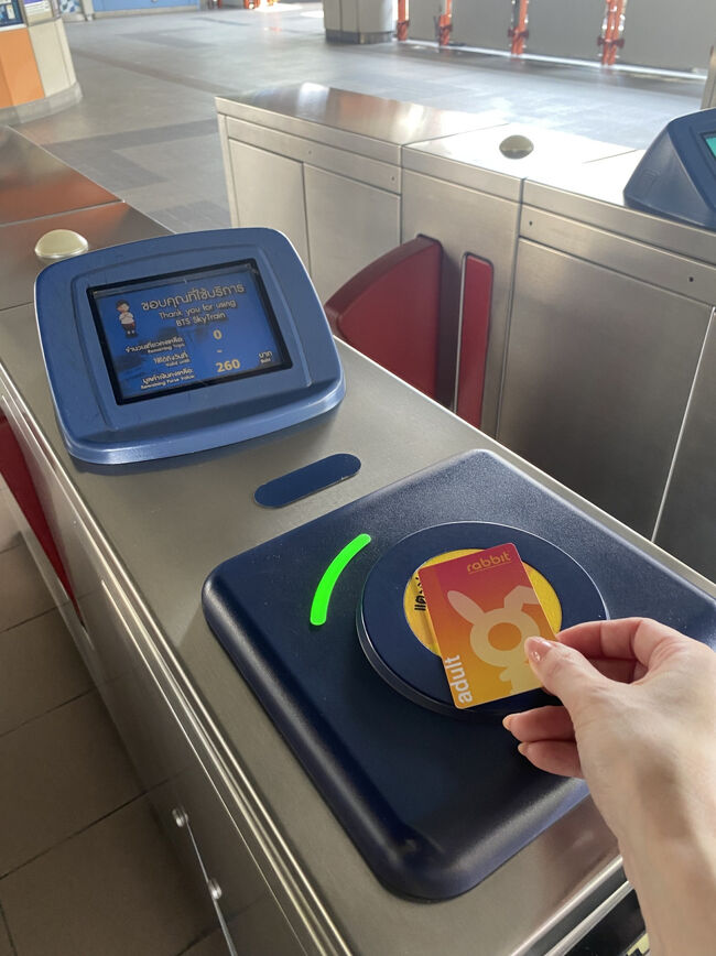 降りる時も改札でrabbitカードをピッとかざすと、残りのチャージ金額も瞬時に確認できるので便利！