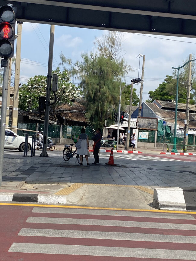 10分弱歩くと、チャトゥチャックマーケットが見えてきました！駅からひたすらまっすぐ歩くだけなので、方向音痴の私でも安心です笑