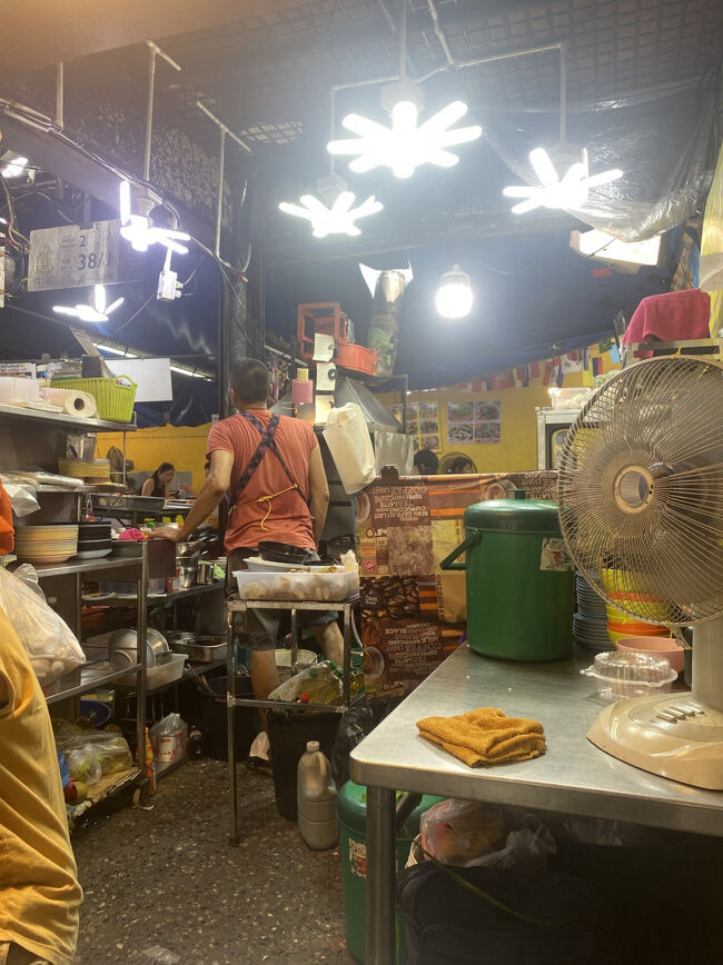 ようやく順番が来て、店の1番奥の小さなテーブルに案内されました。<br /><br />ちょうど厨房が目の前に見えて、店主さんが手際良くどんどん料理を作り上げていく姿に圧巻でした。