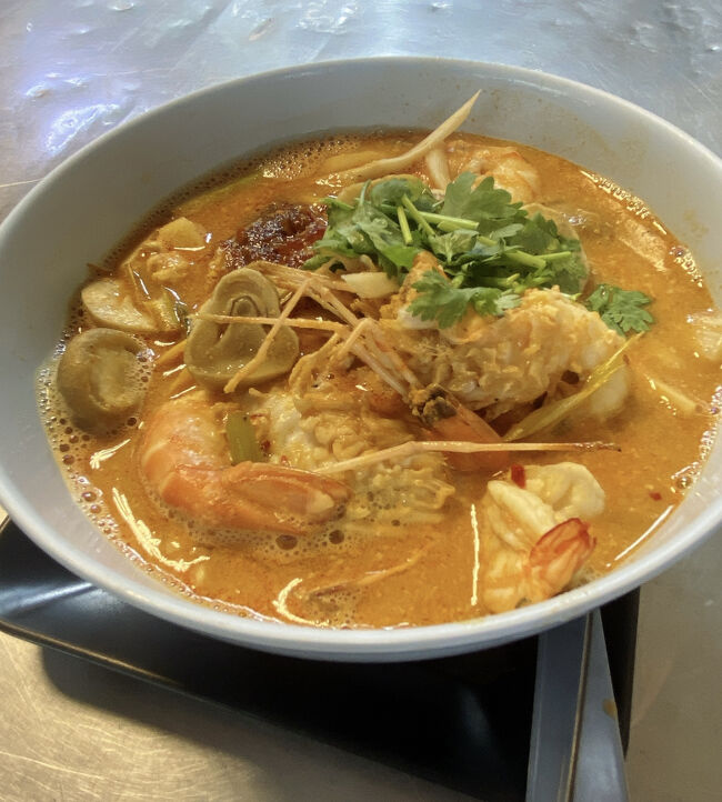 ต้มยำกุ้งใส่มาม่า(トムヤムクン ママー麺入り) 220バーツ<br /><br />長い待ち時間を経て、やっと来ましたー！<br />一口食べてみたら、エビ味噌が濃い！<br />甘さはあまりなく、酸味も強すぎずほどよい感じ。<br /><br />私はあまり辛いのを食べるとお腹が痛くなってしまうから、辛さ控えめにしてもらったので全然大丈夫です。
