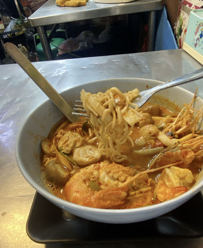 すごく大きなエビがゴロゴロ(6尾ぐらい？)入ってて、ボリューム満点です。具沢山すぎて、ママー麺がかすんでしまうぐらい笑<br /><br />1品しか頼んでないけど、案の定お腹いっぱいになりました！食べようと決めていたものを食べるとすごく達成感があります笑<br /><br />お客様はほとんどタイ人の方ばかりで、本当にローカルなここのお店は私にとってすごく良い経験になりました！<br /><br />ごちそうさまでした！