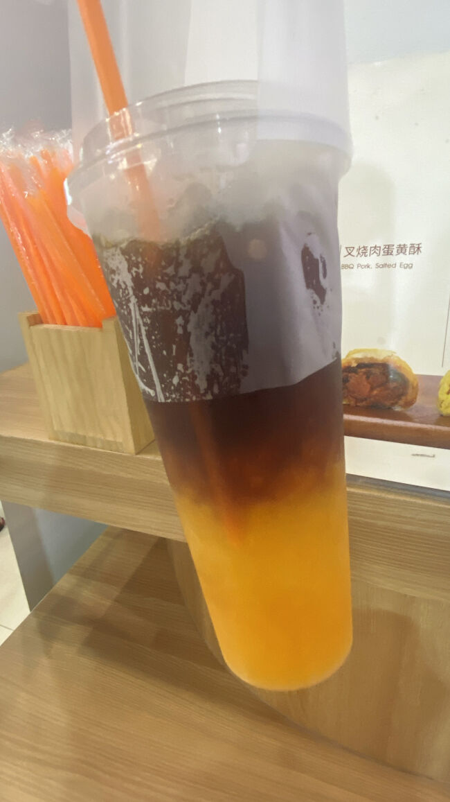 กาแฟส้ม(ガフェーソム) 59バーツ<br /><br />100%オレンジジュースがすごく濃厚！<br />そこに苦味のあるコーヒーが混ざることで、めちゃくちゃサッパリした飲み心地！<br /><br />初めての味だけど、一気にゴクゴク飲んじゃいました。暑い時にはピッタリの美味しさですね！また飲みたい！