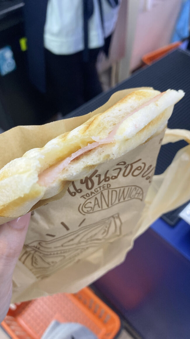 แซนวิช แฮมชีส(ハムチーズサンドイッチ) 29バーツ<br /><br />シンプルなハムチーズ、最高です！<br />チーズがびよ～んって伸びるのよー！<br />何度でも食べたくなる味！<br /><br />いろんな味があるけど、ハムチーズが1番人気らしいです。