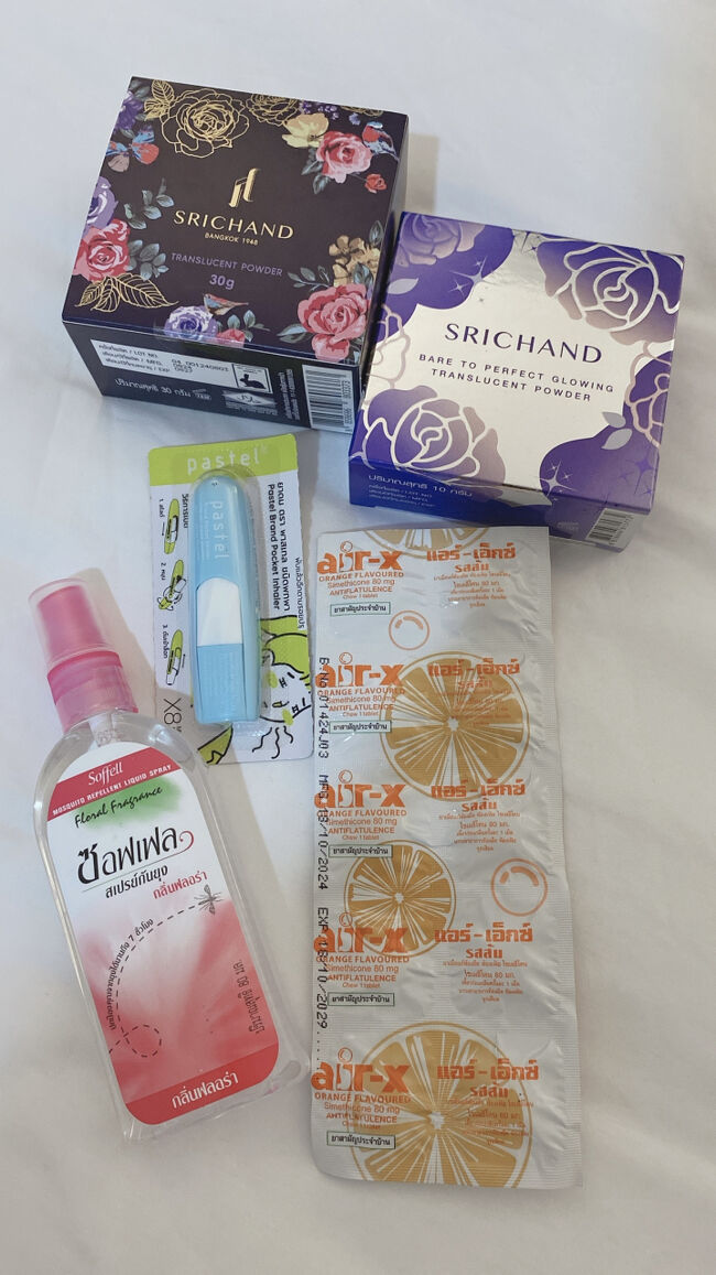 ホテルに着いて、今日買ったものを撮影。<br /><br /><br />今日買ったもの第1弾(watsonsで購入)<br /><br />左上から<br />SRICHAND トランスルーセントパウダー 295バーツ(娘へのお土産)<br /><br />SRICHAND ベアパーフェクトグローイングトランスルーセントパウダー 179バーツ(自分用)<br /><br />Soffel Flora(蚊よけスプレー) 69バーツ(滞在中、蚊に刺されないように使う用)<br /><br />パステルヤードム 25バーツ(色が可愛いから買った笑)<br /><br />Air-x (胃腸薬) 20バーツ(滞在中食べすぎて苦しくなったら飲む用)