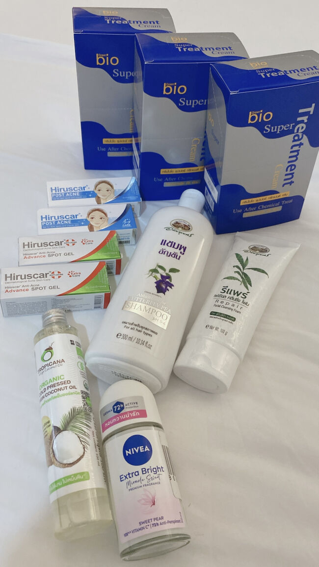 買ったもの第2段(Big Cにて購入)<br /><br />上から<br />Bio Super Treatment (6p入り) 66バーツ×3箱 (自分用。他に欲しいトリートメントがあったんだけど探しても売ってなかったので安定のBioにしました)<br /><br />ヒルスカー青(ニキビ跡用) 235バーツ×2箱 (娘に頼まれた)<br /><br />ヒルスカー緑(ニキビ治療用) 179バーツ×2箱 (娘に頼まれた)<br /><br />アバイブーベ アンチャンシャンプー 90バーツ(自分用。このシャンプーは洗った後に髪がきしむとの声も多いですが、汚れがスッキリ落ちた気がするので私は好きです)<br /><br />アバイブーベ フェイシャルクレンジングフォーム 150バーツ(自分用)<br /><br />オーガニックバージンココナッツオイル 100バーツ (自分用。ヘアオイルとしてずっと愛用しています)<br /><br />ニベアロールオン(制汗剤) 79バーツ (自分用。タイの制汗剤は超優秀で常に大活躍なのです)
