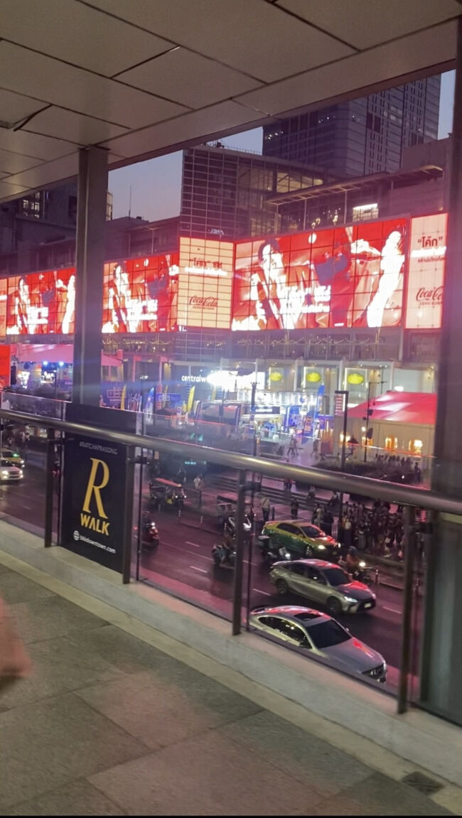 さて、R WALKを歩いてBig Cに向かいます。<br />お買い物をすると荷物が増えるので、お出かけ帰りに寄るのがいいね！