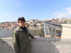 対岸に渡った。高低差が大きいポルトの街を見渡せる。非常に印象的な橋。