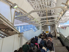 3/20
春分の日の祝日、東海道線で小田原駅到着。
予想外に混んでる！