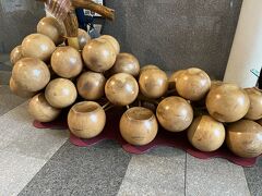 山寺から山形駅到着し、蔵王行きのバス出発まで小一時間あるので駅近くを散策。
霞城セントラルビル1F にはぶどうと芋煮オブジェ。