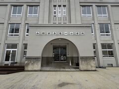 バスで11時頃山形駅に戻り雨の降る中山形市内観光
巡回バスでQ1へ