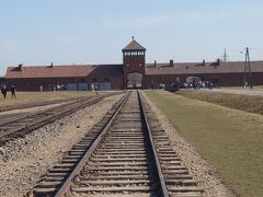 アウシュビッツを1時間半掛けて廻り、連絡バスに乗り、第二収容所のビルケナウへ。囚人は欧州各地から列車でこのビルケナウに連れてこられた。この地獄の門と線路の引込線が観るものに強烈なインパクトを与える。連れて来られたら最後、生きては戻れなかったから。