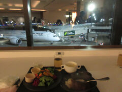 9:30PM出発のJAL784便。搭乗時間まではラウンジで過ごす。夕食は飛行機に乗ってからではでは遅いのでラウンジで食べた。