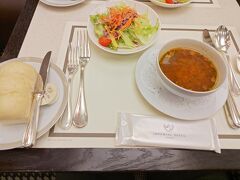 夕飯は娘のご馳走
妻の介護疲れを癒す～
妻は素直に喜んでいますが～
パパはオマケ(@_@)です

先ずはサラダとスープ