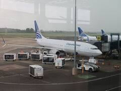 パナマ・トクメン国際空港到着。
時差があり２時間プラス
第一、第二ターミナルとなっているがつながっていて第一ターミナルに到着したが、入国手続きは第二ターミナルで行うので空港内をずいぶん歩く。

空港からは公式タクシーを利用したが案内人からチップを要求され、タクシー料金も高い。
最近、地下鉄が空港まで乗り入れてきたので、地下鉄もありだな。