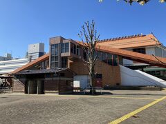 ｢さいたま市大宮盆栽美術館」の最寄駅は「東京駅」から35分、「大宮駅」から７分の上野東京ライン（JR宇都宮線）の「土呂駅」です。