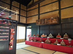 しばらく歩くと、ようやく古い民家が現れた。旧栖原家住宅である。栖原家は、明治7年創業の山形屋と言う醤油醸造蔵を引き継ぎ、昭和57年まで醸造していたそうである。