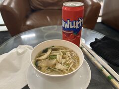 そんなにお腹が空いているわけではないのですが、先日ワンタンスープがおいしかったので今回はチキンヌードルをオーダーしました。
おいしいですが、私的にはワンタンスープの方が好み。