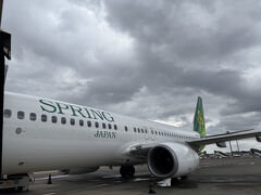 3/20
13:35成田発、16:25上海着のスプリングジャパンで飛びます。
春秋航空の日本発着便はJALが買収したため、機体はJAL、スタッフは春秋航空だそうです。
荷物20キロと席の指定をつけて、1人当たり34,370円です。
シートは割とゆったりしていましたが、USBポートがなくて充電ができません。
機内で無料のWi-Fiが使えるとのことでしたが、ほぼ使い物になりませんでした。
HPを見ると一見すごく運賃が安いのですが、最後にいろいろと手数料が加算されて高くなるという、いやらしいタイプの料金表示なので、注意が必要です。