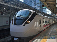 9:2４　東京駅８番線ホームからは特急ときわ５５号出発