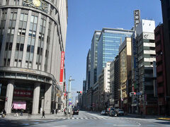 9:50　日本橋から北側は日光街道・・・
　　　左は三越本店・・・