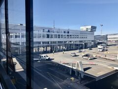 【タリン港に入港】
出発は早まりましたが、到着は予定通り11時15分でした。
ほとんど風もなく、穏やかな洋上でした。ゆらりゆらりと揺れて船内を真っ直ぐ歩けない事はあったけど、座ってると気にならないからスマホいじってました。
船酔いしやすい上の子も薬のお陰か大丈夫でした。我が家で最強酔い止め薬との呼び声高い『アネロン ニスキャップ』というのを飲んで、副作用でちょっと眠いと訴えてました。一日中効くから帰りも効果が持続しているようでした。もっと弱い酔い止めでも大丈夫だったんじゃないかな。