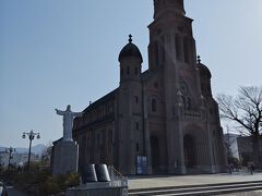 殿洞聖堂（フランシスコ・ザビエル教会）
この聖堂は、ソウルの明洞聖堂と同じ神父により設計されたそうです。ビサンチン様式とロマネスク様式が併用された建物は、初期のカトリック聖堂の中でも特に美しい建物として知られていると記載がありました。

逆光でわかりにくいのですが・・・
中も美しかったです。
お写真NGなのが残念
