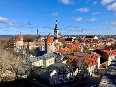 【パットクリ展望台】
中世の街並みが素敵！奥に海が見えて、空に鳥も飛んでる！魔女の宅急便のポスターみたい！

この後に行くコフトウッツァ展望台より小さな展望台で見渡せる範囲も広くはありませんが、北東方向を見る事になるため右後ろからの太陽の光を浴びて赤い屋根が綺麗でした。(12:10撮影)