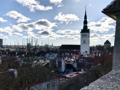 【右向いて撮影】
右の方にある尖塔は聖ニコラス教会で、後から近くまで行きます。その斜め右後ろの短い赤クレヨンみたいなのはたぶん『キーク イン デ ギョク』という塔。
南を向いての撮影なので逆光です。(12:15撮影)