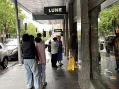 LUNEのクロワッサンが食べたいという事で購入しにきました。
雨だったので並び客は少なかったがこの後めちゃくちゃ行列ができた。