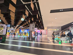 雨がひどすぎて道に川が出来ているほど。
なので地下に入ってみました。
多分QVメルボルンあたり。
