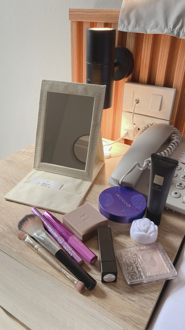 ～3日目～<br />おはようございます。<br />昨日はめちゃくちゃ暑かったですが、今朝は少し曇っていて過ごしやすそうなお天気です。<br /><br />ホテル滞在中、朝は必ず窓側の明るい場所でメイクするのですが、ここのお部屋は窓際のベッドサイドにちょうど小さなチェストがあるので、そこが毎日のメイク場所になっています。