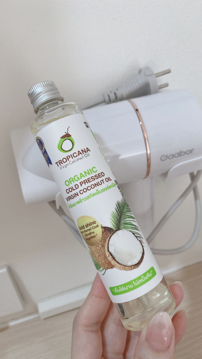ヘアセットの仕上げには、ずっと愛用しているTROPICANAのORGANIC COLD PRESSED VIRGIN COCONUT OILを。<br /><br />この量で100バーツですが(もっと小さいサイズや大きいサイズのものもあります)、少量でよく伸びるので相当待ちます笑<br /><br />夜はお風呂上がりのドライヤーの前に髪になじませると、しっとりツヤツヤになるのでお気に入りです！<br /><br />ただ、日本では冬の間ずっとカチカチに固まっているので、使うたびにお湯につけて溶かさないといけないのが面倒笑<br /><br />暑いタイでは全く固まらないのにね笑
