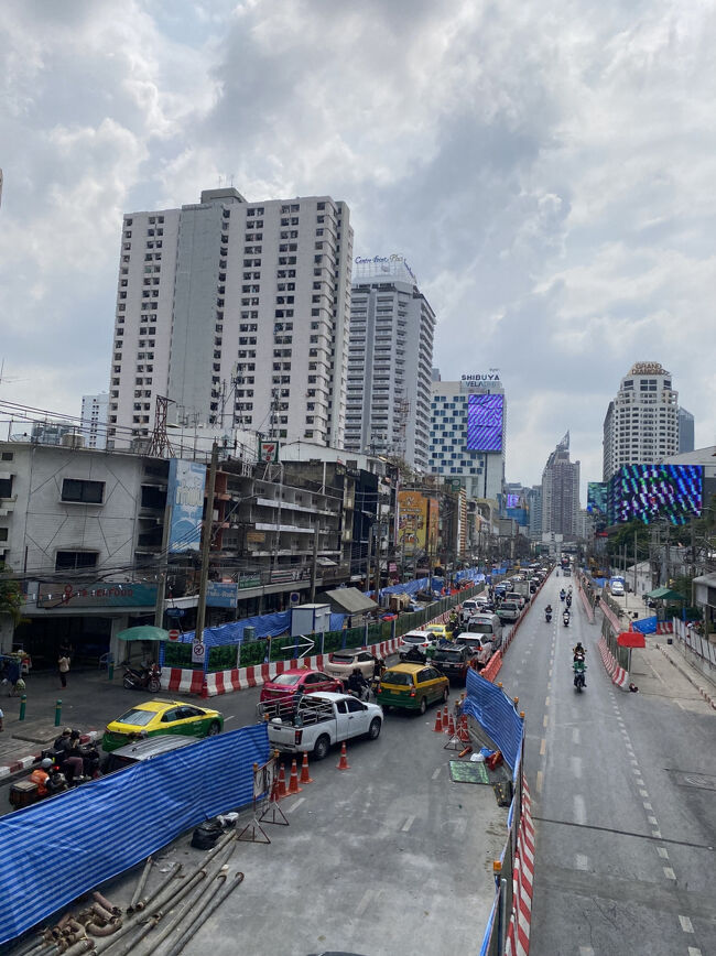 今日はまたまたずっと行きたかった、チュラロンコン大学近くのสวนหลวงศแควร์(スワンルアンスクエア)というグルメモールに向かいます！<br /><br />いざホテルを出て、BTSラチャテウィー駅まで歩きます。<br />歩道橋から写真を撮ったけど、滞在中ペッチャブリー通りはずっと広い範囲で工事をしていました。<br /><br />昨日初めてホテルからラチャテウィー駅まで歩いた時「ちょっと遠いのかな」って思ったけど、今日も歩いてみたら全然そんなことなかったです(道に慣れたから？笑)