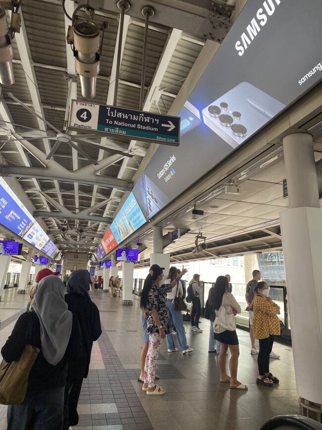 サイアムで降りたらそのままシーロム線に乗り換え、次のสนามกีฬาแห่งชาติ(ナショナルスタジアム)で降ります。