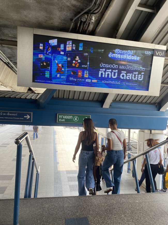 ナショナルスタジアム駅に着きました！<br />4番出口に向かって歩き、