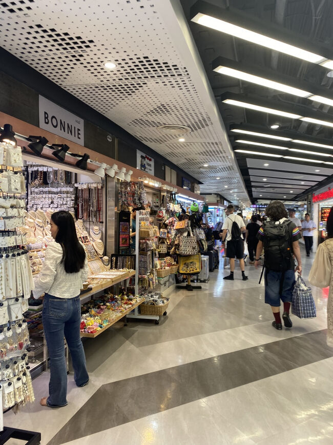 巨大な店内にお店や人がいっぱい！<br />あちこち見たくてウズウズですが、今はまだ我慢！笑<br />そのままMBKを抜けるので、後でゆっくり見にこようっと！