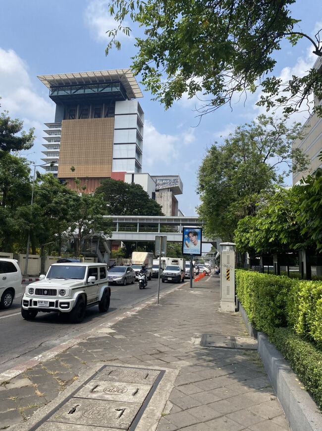 MBKを抜けて、裏から外へ出ました。<br />どんより曇り空が快晴になってます！