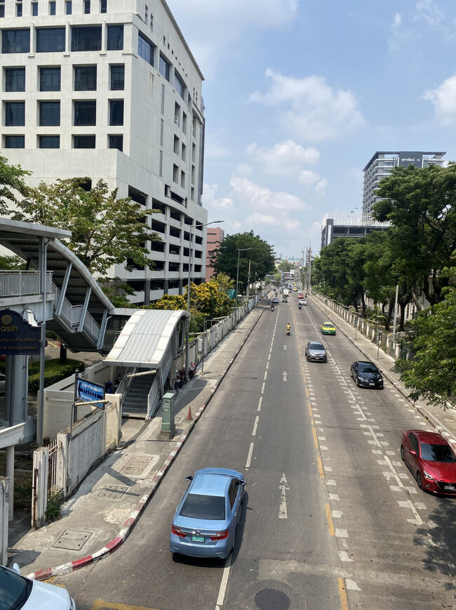 そのまま10分弱ほど歩いていると…