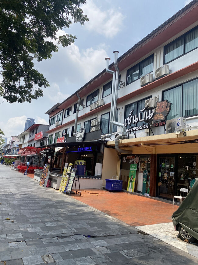 パーキングの看板から少し歩くと、もうスワンルアンスクエアの一角に差し掛かっていました。<br /><br />おー！食べ物屋さんがいっぱい見えてきたー！<br />と思ったその時！！