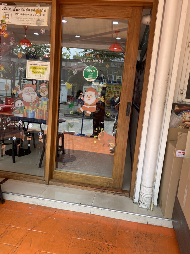 まだお昼前ですが、10:30～営業されているとのことだったので迷わず入ります笑<br /><br />入り口がサンタさんなのね笑