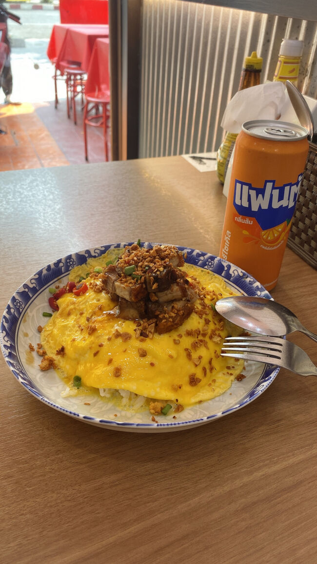 これこれ！これです！<br />ข้าวไข่ข้นหมูกรอบคั่วพริกเกลือหิมาลายัน<br />(ムーグローブ 卵焼き乗せご飯)  117バーツ<br /><br />飲み物はแฟนต้ากลิ่นส้ม(ファンタオレンジ)21バーツにしました。