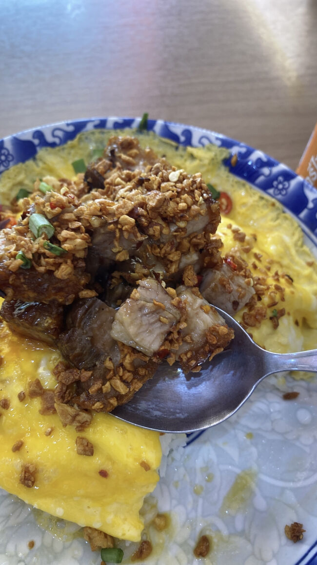 ご飯の上にふわふわ卵焼き、その上にカリカリのムーグローブがゴロゴロ！美味しくないわけがない！笑<br /><br />しかもカリッカリのกระเทียมทอด(揚げニンニク)もいっぱい乗ってて、カリカリ好きの私にはたまらない笑