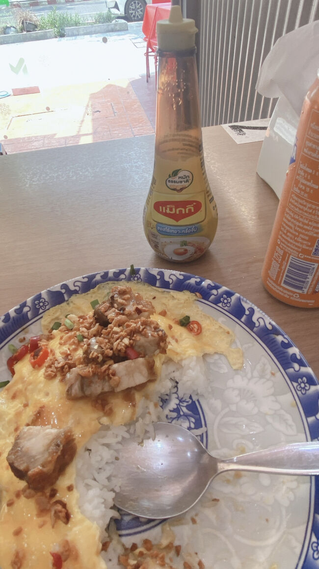 ふわふわ卵の優しい味と、存在感のあるムーグローブ。そしてカリッカリの揚げニンニクに、時々顔を出す唐辛子が美味しい！<br /><br />デーブル上のนำ้จิ้ม(タレ)は、お醤油みたいな感じでこれまた卵に合いました！<br /><br />またひとつ、ずっと食べたかったものを食べられて満足～！ごちそうさまでした！<br /><br />ちなみに私が食べ終わる頃ようやくお昼になり、あれよあれよと店内のテーブルはどんどん埋まっていきました。早めに食べられて良かった！