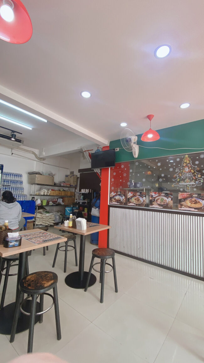 お昼前に入ったので店内は空いていました！<br /><br />お店の中にはテーブルが5つぐらい、そして外にもテーブルがありますが、とってもキレイな店内です。